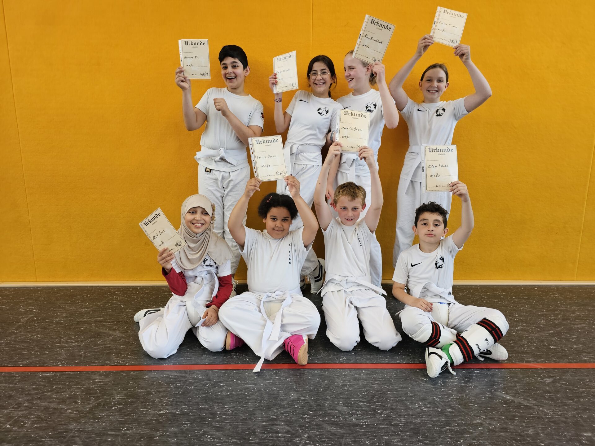 Die erfolgreichen Prüflinge: Ahoora Asa (stehend von links), Narjes Alsaydali, Nina Rundstedt und Emilia Kumm sowie Mesk Basil (sitzend von links), Felicia Dennis, Maximilian Jürgens, Adam Khalo. Die erfolgreichen Prüflinge: Ahoora Asa (stehend von links), Narjes Alsaydali, Nina Rundstedt und Emilia Kumm sowie Mesk Basil (sitzend von links), Felicia Dennis, Maximilian Jürgens, Adam Khalo.