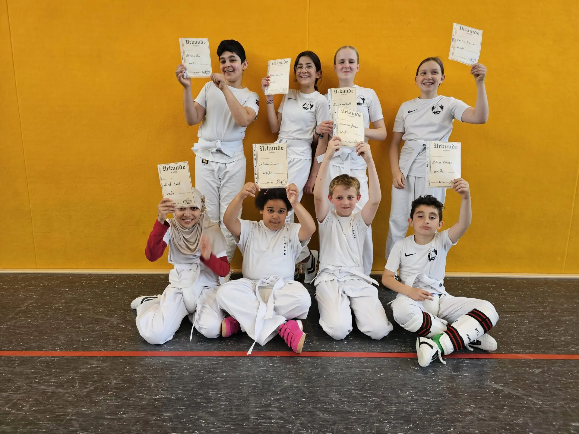 Die erfolgreichen Prüflinge: Ahoora Asa (stehend von links), Narjes Alsaydali, Nina Rundstedt und Emilia Kumm sowie Mesk Basil (sitzend von links), Felicia Dennis, Maximilian Jürgens, Adam Khalo.