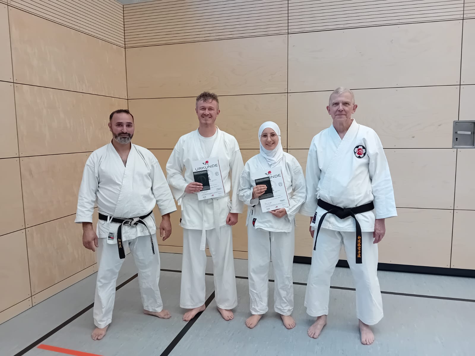 Geschafft: Patrick Lexen und Hanan Sabri mit den Prüfern Mohammed Ataya (links) und Thomas Tschörner (rechts).