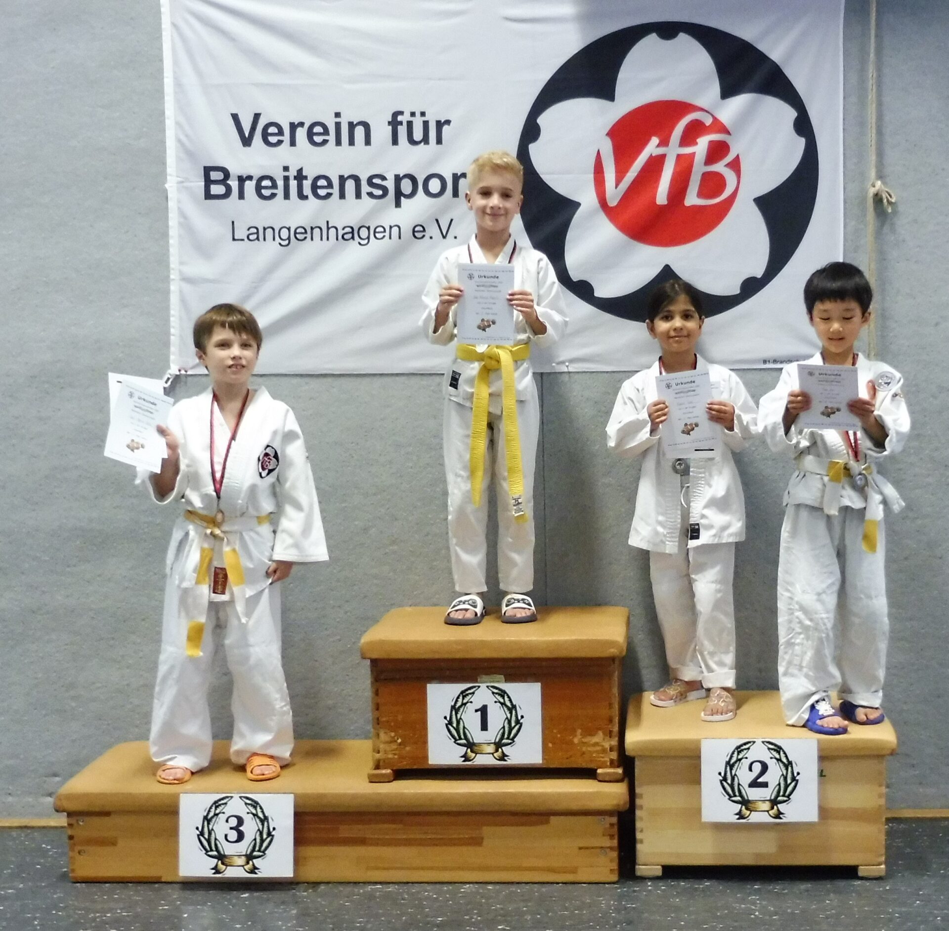 15 Carl Ares Viyan Max